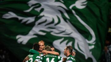 Los jugadores del Sporting de Portugal celebran un gol esta temporada con una bandera al fondo.