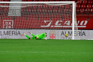 La debilidad defensiva y falta de hambre alejan al Almera del ascenso