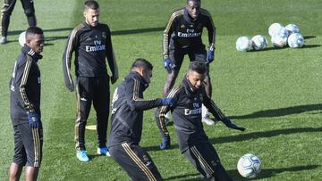 Casemiro presiona a Rodrygo ante la mirada de Vinicius, Hazard y Mendy durante un rondo en el entrenamiento del Real Madrid previo al partido de LaLiga Santander contra el Eibar.