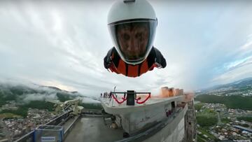 Daniel Cajal volando con un traje de wingsuit sobre un rascacielos desde el que acaba de ser propulsado por una especie de ballesta gigante. 