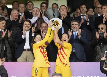 Las jugadoras del Fútbol Club Barcelona Femenino se han proclamado campeonas de la Supercopa de España tras una contundente victoria a la Real Sociedad por 1-10. Cuatro goles de Marta Torrejón y dobletes de Alexia y Oshoala, Hansen y Andújar fueron las otras goleadoras por parte del club blaugrana. Manu marcó para la Real.