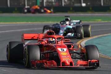 Sebastian Vettel  delante del monoplaza de Lewis Hamilton.