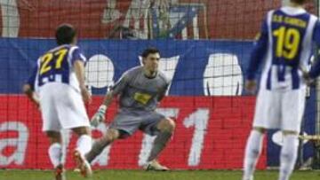 <b>EL ÚNICO GOL. </b>Simao marca de penalti a Cristian en el partido de ida en el Calderón.