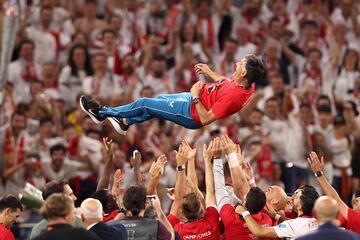 José Luis Mendilibar, uno de los héroes de este Sevilla campeón, fue manteado hasta el cielo del Budapest.