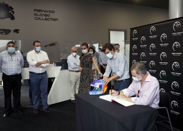 Sus Majestades los Reyes don Felipe VI y do?a Letizia visitar¨®n el Museo de Fernando Alonso.