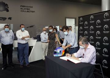 Sus Majestades los Reyes don Felipe VI y doña Letizia visitarón el Museo de Fernando Alonso.