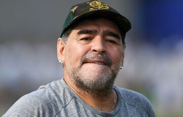 Maradona visita una escuela en la India