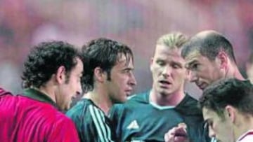 <b>EXPULSIÓN EN EL PIZJUÁN. </b>Iturralde echó a Zidane en 2004 por un manotazo a Alfaro.