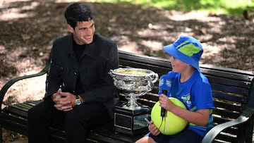 Carlos Alcaraz atiende las preguntas de un niño en Melbourne.