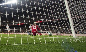 ¡¡DOBLETE DE ANSU FATI!! ¡De nuevo combinación de Messi y el canterano! ¡Recibió dentro del área, disparó con potencia con la zurda, Aitor no blocó bien la pelota y se introdujo el balón en su portería!