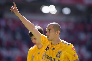 El lateral izquierdo salió de la cantera rojinegra; Torres Nilo pintaba para grandes cosas desde su debut en Atlas. Tigres se lo 'robó' para reforzarse de cara al Apertura 2010. Desde entonces, el "Pechu" ha sido un fijo de los felinos.