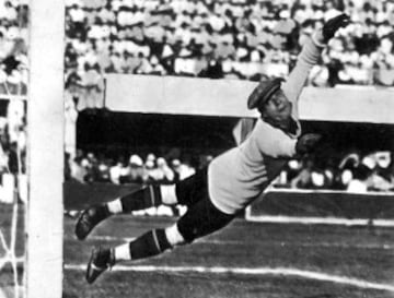 Ricardo Zamora fue el primer gran portero de la historia, considerado el primer crack del fútbol español en su honor se instituyó en 1959 el Trofeo Zamora sus paradas y actuaciones se hicieron míticas. Dió nombre a un curioso movimiento de despeje del portero con el codo, inventado por él y que desde entonces es conocido como zamorana. Jugó en Barcelona, Real Madrid y Español. En 1920 se constituyó por vez primera la Selección de fútbol de España y Zamora no sólo formó parte de la misma, sino que se convirtió en la figura del equipo.