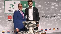 El presidente de la ITF David Haggerty posa junto a Gerard Piqu&eacute; en la presentaci&oacute;n de la Final de la Copa Davis en Madrid.