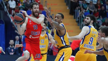EPA5868. MOSCÚ (RUSIA), 17/04/2018.- El base español del CSKA Moscú, Sergio Rodríguez (izda), pelea por el control del balón con los jugadores del Khimki, Anthony Gill (detrás), Malcolm Thomas (c) y Stefan Markovic, durante el primer partido de cuartos de final de la Euroliga disputado en Moscú, Rusia, el 17 de abril del 2018. EFE/Sergei Ilnitsky