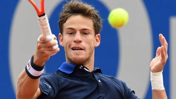 Diego Schwartzman devuelve una bola ante Benoit Paire durante su partido de primera ronda del Torneo de Múnich.