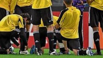 Scolari dando instrucciones durante un entrenamiento