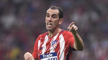 Godín da indicaciones durante el partido contra el Barcelona.