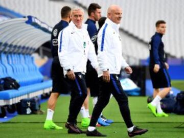 Didier Deschamps y su asistente Guy Stephan.