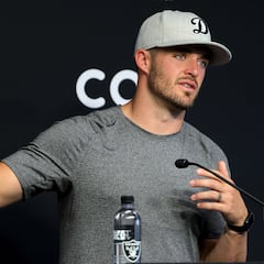 New Orleans Saints sign Derek Carr to four year deal