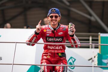 Francesco Bagnaia en el podio después de su victoria en la carrera del Gran Premio MotoGP PETRONAS de Malasia en el circuito de Sepang.