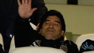 <b>DE FAENA. </b>Maradona y sus asistentes, el sábado en el palco del Bernabéu con el chándal de Argentina.