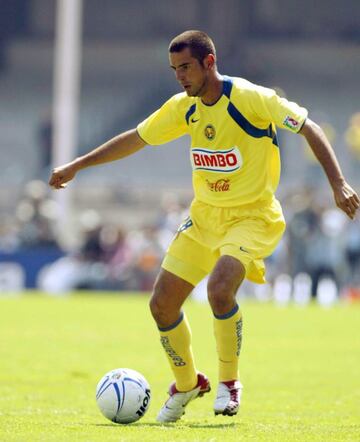 La ‘Bala’ Salinas debutó con el América en 2002, donde jugó por tres años antes de ser cedido a los Pumas. Tras un torneo gris con los de CU, Salinas regresó a Coapa, donde estuvo por dos años antes de salir al Necaxa.