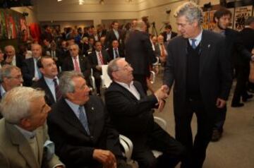 Angel María Villar, presidente de la RFEF saluda a Paco Gento durante la presentación.