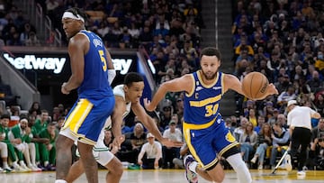 SAN FRANCISCO, CALIFORNIA - DECEMBER 10: Stephen Curry #30 of the Golden State Warriors dribbles around a screen set by Kevon Looney #5 on Malcolm Brogdon #13 of the Boston Celtics during the second quarter of an NBA basketball game at Chase Center on December 10, 2022 in San Francisco, California. NOTE TO USER: User expressly acknowledges and agrees that, by downloading and or using this photograph, User is consenting to the terms and conditions of the Getty Images License Agreement.   Thearon W. Henderson/Getty Images/AFP (Photo by Thearon W. Henderson / GETTY IMAGES NORTH AMERICA / Getty Images via AFP)