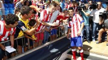 Raúl Jiménez el día de su presentación con el Atlético de Madrid.