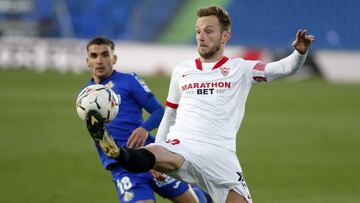 Rakitic, ante Arambarri.