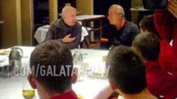 El presidente del Galatasaray, con Terim y los jugadores.