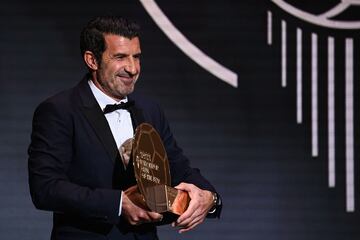 El exfutbolista portugu谷s Luis Figo llega para entregar el trofeo al Mejor Club del A?o durante la ceremonia de entrega del Bal車n de Oro 2022 de France Football.