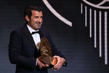 El exfutbolista portugués Luis Figo llega para entregar el trofeo al Mejor Club del Año durante la ceremonia de entrega del Balón de Oro 2022 de France Football.