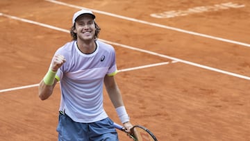 Geneva (Switzerland), 27/05/2023.- Nicolas Jarry of Chile celebrates after winning against Grigor Dimitrov of Bulgaria in the men's final match at the ATP Geneva Open tennis tournament in Geneva, Switzerland, 27 May 2023. (Tenis, Suiza, Ginebra) EFE/EPA/MARTIAL TREZZINI