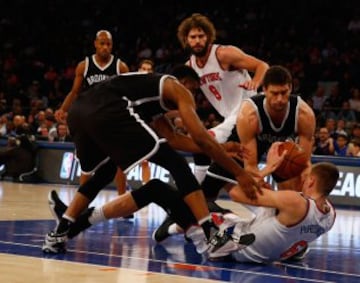 Brook López y Kristaps Porzingis.