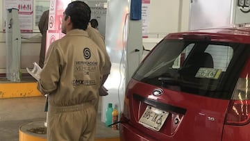 Los autos con engomado rojo y verde están obligados a realizar el trámite de verificación vehicular en octubre o serán multados.