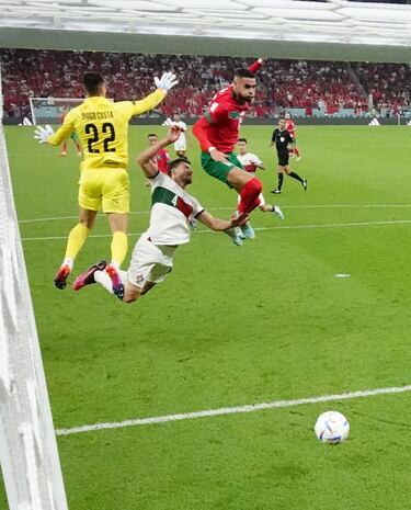 El jugador marroquí Youssef En-Nesyri marca el 1-0 a Portugal. 