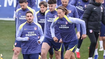MAJADAHONDA (MADRID), 07/02/2026.- Los jugadores del Atlético de Madrid Koke Resurrección y Marcos Llorente (d) durante el entrenamiento realizado este sábado en la Ciudad Deportiva de Majadahonda, donde el equipo rojiblanco prepara el encuentro de Liga que disputa este domingo ante el Real Betis. EFE/Víctor Lerena