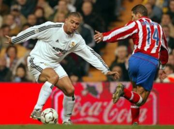 Ronaldo evita con una finta que Simeone le quite el balón.