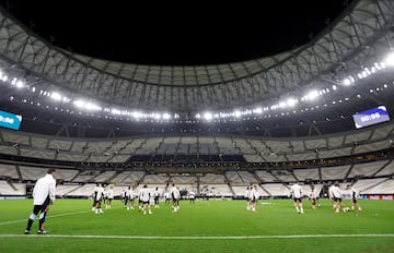 El Real Madrid se ejercita en el estadio de Lusail, en Doha, antes de la final de la Intercontinental ante el Pachuca de Mxico.