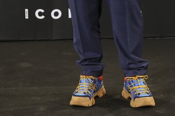 Detalle de las zapatillas de Pedro Almodóvar.