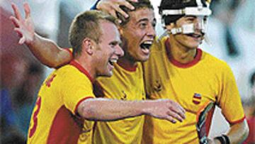 <b>CUATRO GOLES.</B> Freixa (centro) fue el héroe del equipo español.