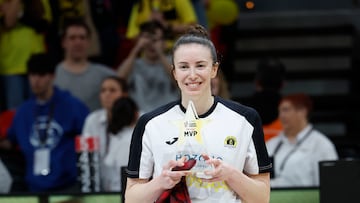 ZARAGOZA, 23/03/2025.- La base del Hozono Aina Ayuso recibe el trofeo de MVP tras la victoria de su equipo en la final de la Copa de la Reina de Baloncesto entre el Hozono Jairis y el Perfumer¨ªas Avenida, este domingo en Zaragoza. EFE/ Javier Cebollada