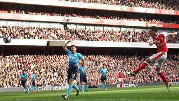 Alexis lidera al Arsenal que alcanza la punta de la Premier