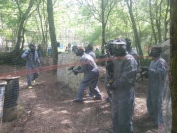 Hoy ha sido una jornada diferente para los jugadores del Celta ya que se han enfrentado en una divertida partida de paintball.