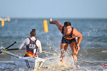 Esther Briz y Ander Martín durante los Europeos de beach sprint de 2022. 