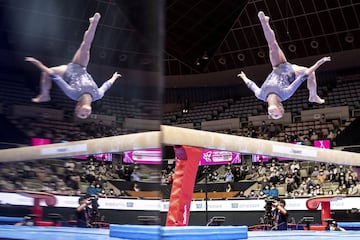 La rusa Angelina Melnikova realiza un espectacular y arriesgado ejercicio sobre la barra de equilibrio durante su actuación en los Campeonatos Mundiales de gimnasia artística individual, que tiene lugar en Kitakyushu, en la prefectura de Fukuoka (Japón). Un evento en el que participan gimnastas de 59 delegaciones.