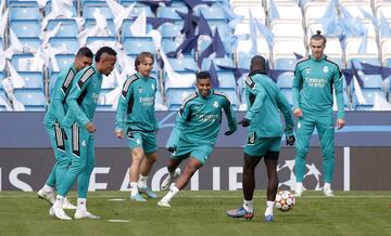 Rodrygo en medio de un rondo en el entrenamiento del Real Madrid en el Etihad Stadium.