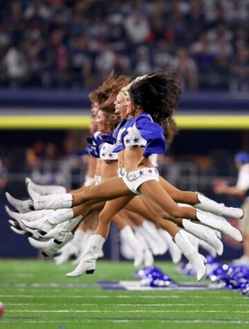 C¨®mo si de una carrera se tratara las cheerleaders de los Dallas Cowboys realizan esta coreograf¨ªa durante el partido que jugaron ante los Bears de Chicago.