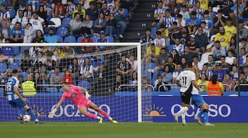 El Burgos sum su tercera victoria consecutiva, a domicilio, ante un Deportivo que vendi cara su piel. ?lex Sancris (alias ?el desatascador?) volvi a ser fundamental para su equipo, con un gol en el minuto 88 que desnivel el encuentro. Tiro cruzado con su pierna derecha, con un baln que entr pegadito al palo.